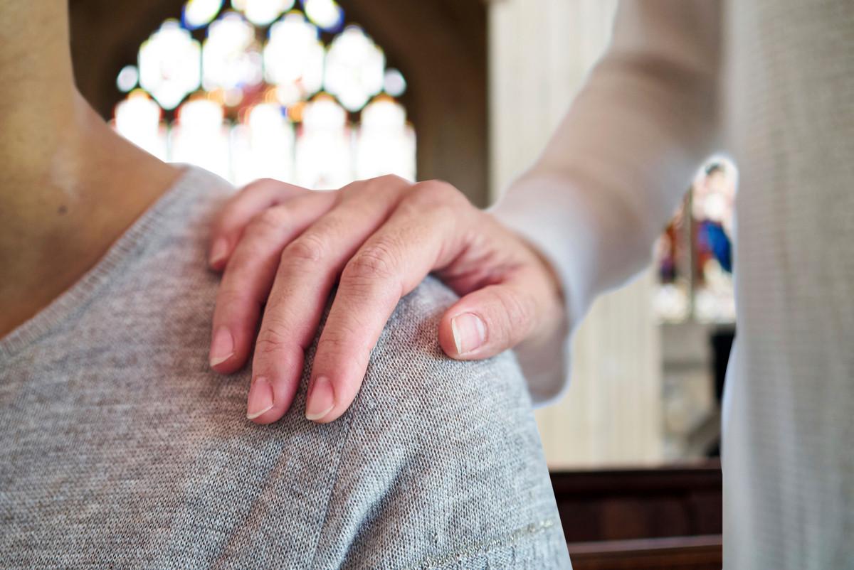 Aikuiselle lisätty kummi voi avustaa häntä hengellisessä kasvussa. Kuva Mindful media ja Istock, kuvankäsittely: Maija Saari